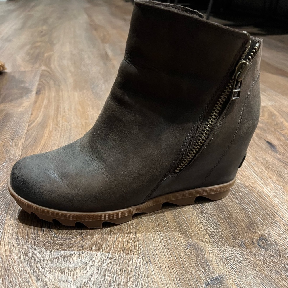 Sorel Joan of Arctic zip up dark brown booties size 8.5